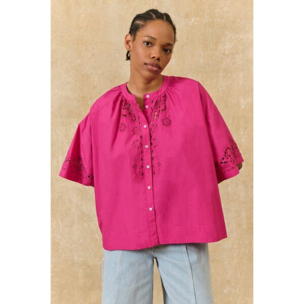 Feonys Embroidered Blouse with Short Sleeves and Crew Neck